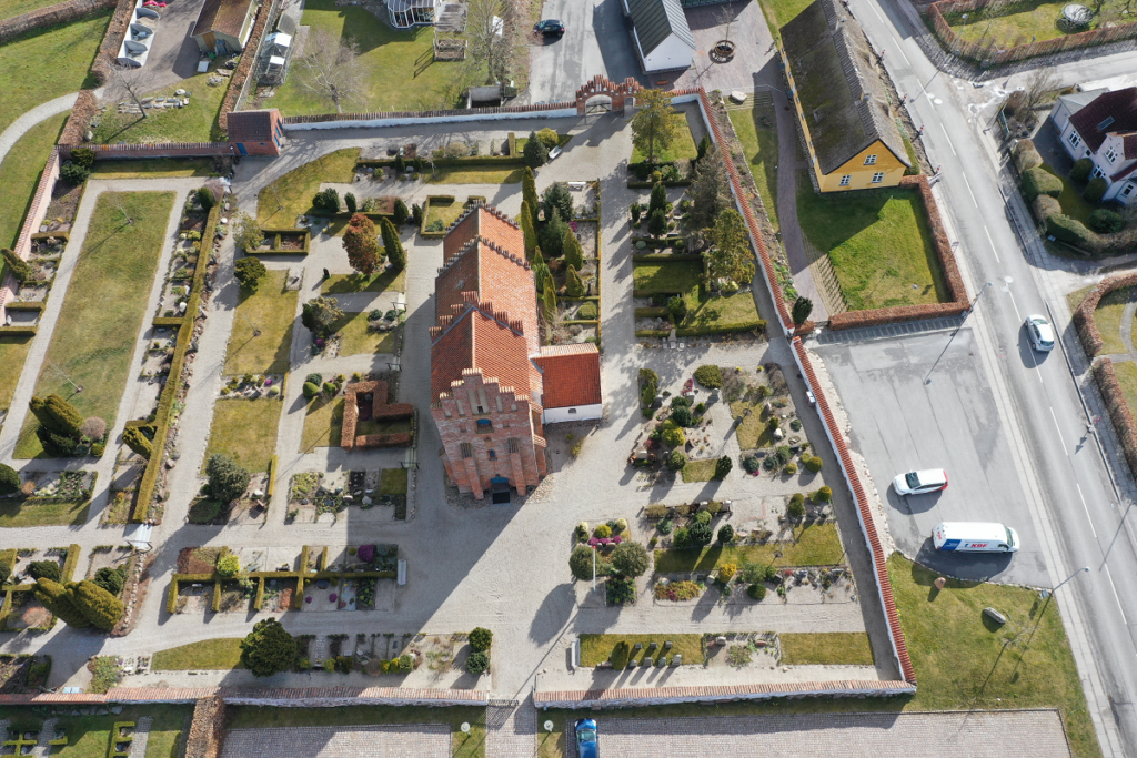 Droneoverflyvning af kirke